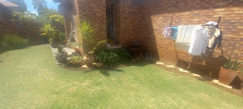 2 Bedroom Property for Sale in Rooihuiskraal North Gauteng