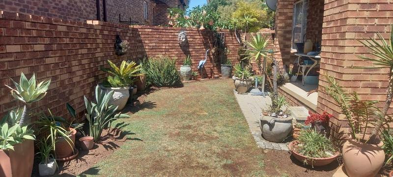 2 Bedroom Property for Sale in Rooihuiskraal North Gauteng