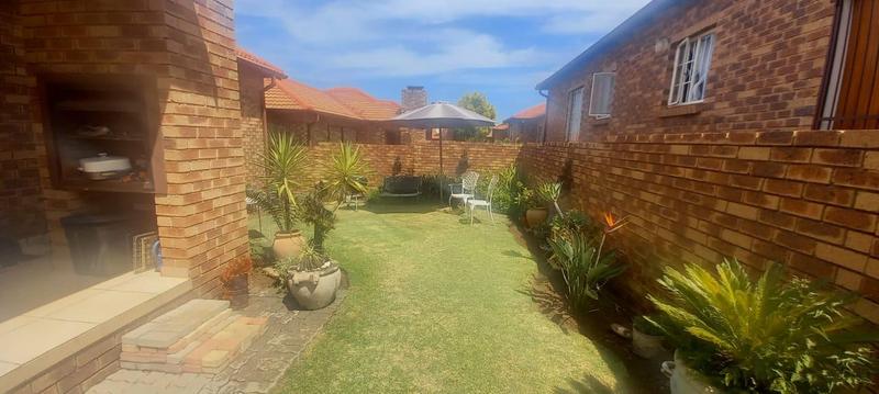 2 Bedroom Property for Sale in Rooihuiskraal North Gauteng