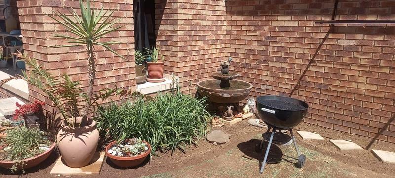 2 Bedroom Property for Sale in Rooihuiskraal North Gauteng