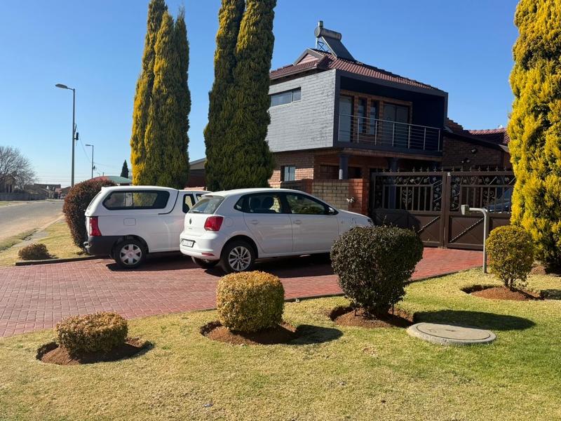 4 Bedroom Property for Sale in Commercia Gauteng