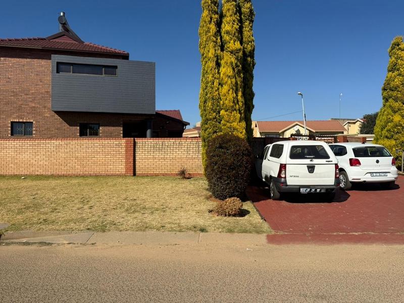 4 Bedroom Property for Sale in Commercia Gauteng
