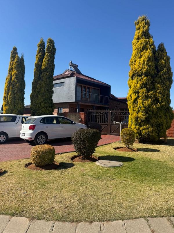 4 Bedroom Property for Sale in Commercia Gauteng