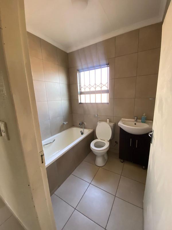 2 Bedroom Property for Sale in Blue Hills Gauteng