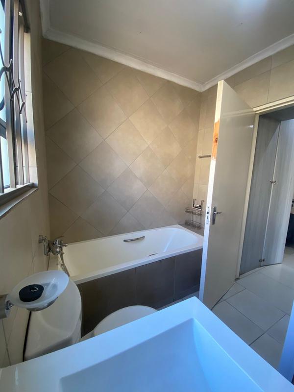 2 Bedroom Property for Sale in Blue Hills Gauteng