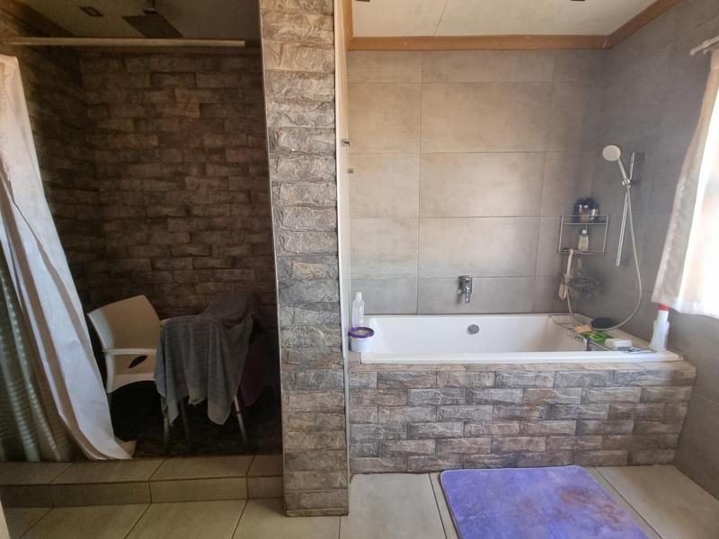 5 Bedroom Property for Sale in Walker Fruit Farms Gauteng