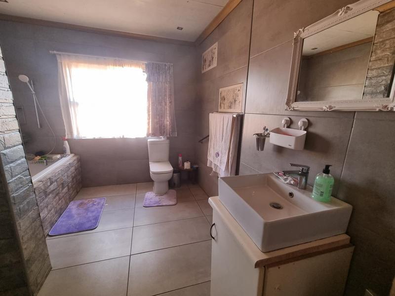 5 Bedroom Property for Sale in Walker Fruit Farms Gauteng