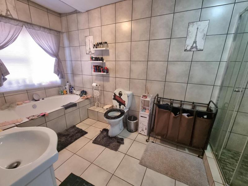 5 Bedroom Property for Sale in Walker Fruit Farms Gauteng