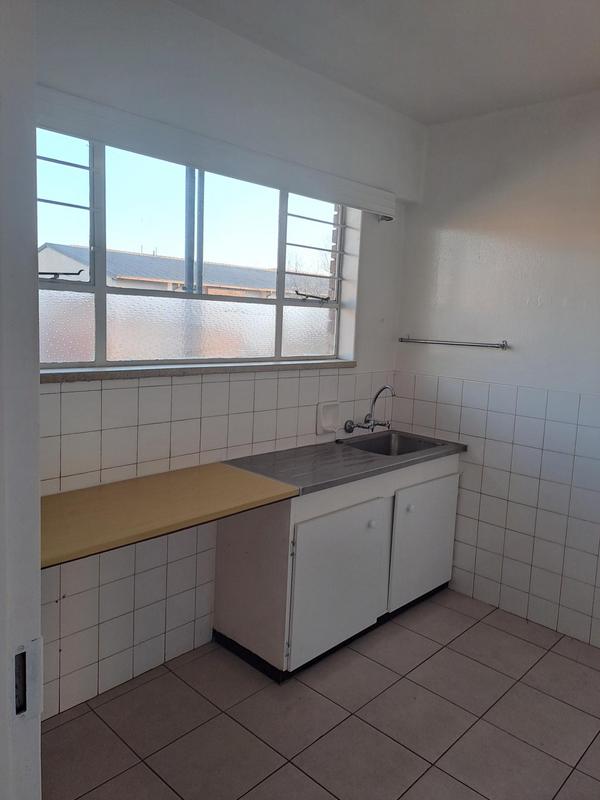To Let 2 Bedroom Property for Rent in Florida Lake Gauteng