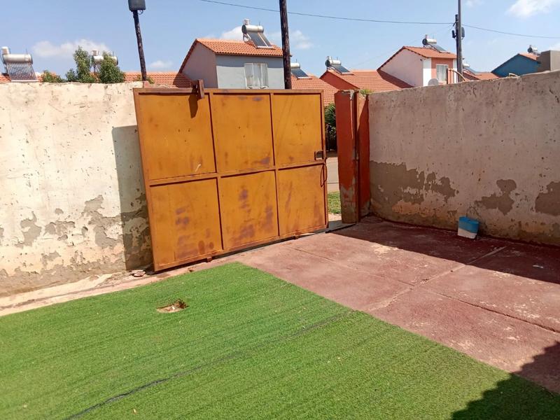 2 Bedroom Property for Sale in Lufhereng Gauteng
