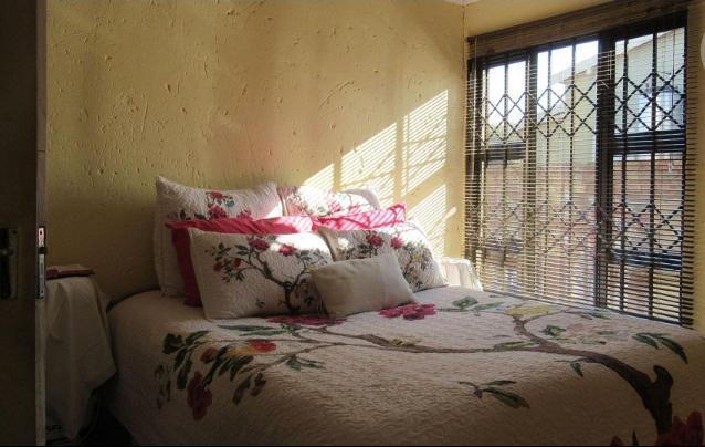 6 Bedroom Property for Sale in Protea Garden Gauteng