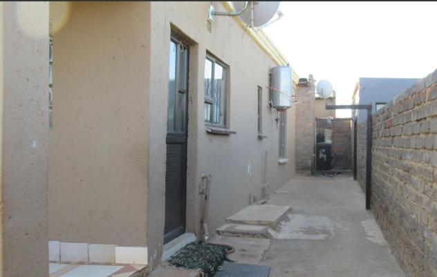 6 Bedroom Property for Sale in Protea Garden Gauteng