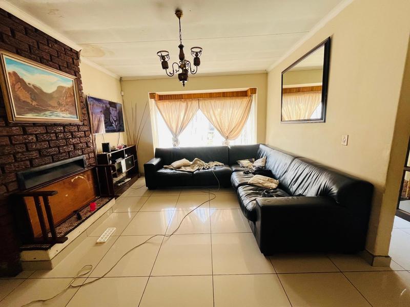 5 Bedroom Property for Sale in Birchleigh North Gauteng