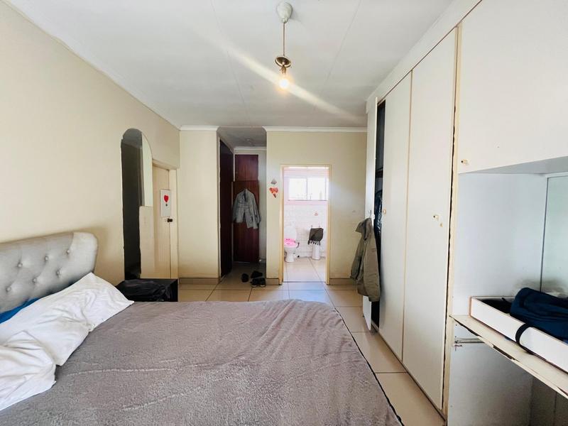 5 Bedroom Property for Sale in Birchleigh North Gauteng