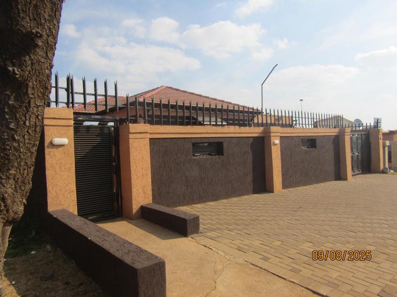 5 Bedroom Property for Sale in Vosloorus Gauteng