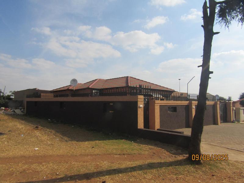 5 Bedroom Property for Sale in Vosloorus Gauteng