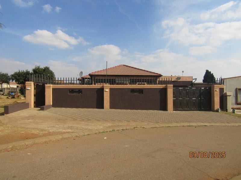 5 Bedroom Property for Sale in Vosloorus Gauteng
