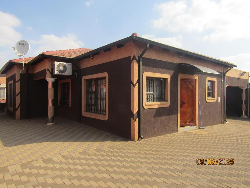 5 Bedroom Property for Sale in Vosloorus Gauteng