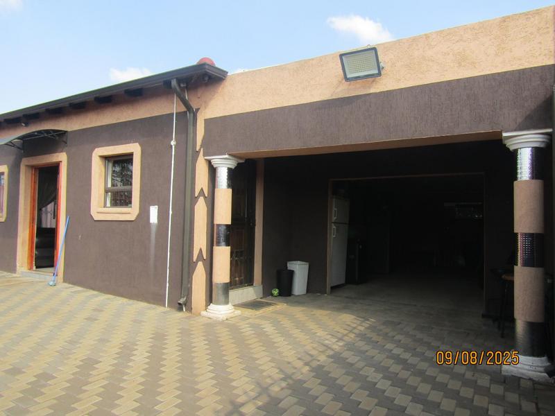 5 Bedroom Property for Sale in Vosloorus Gauteng