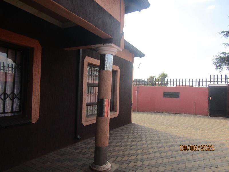 5 Bedroom Property for Sale in Vosloorus Gauteng