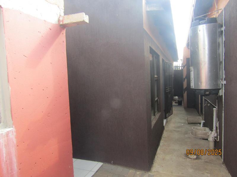 5 Bedroom Property for Sale in Vosloorus Gauteng