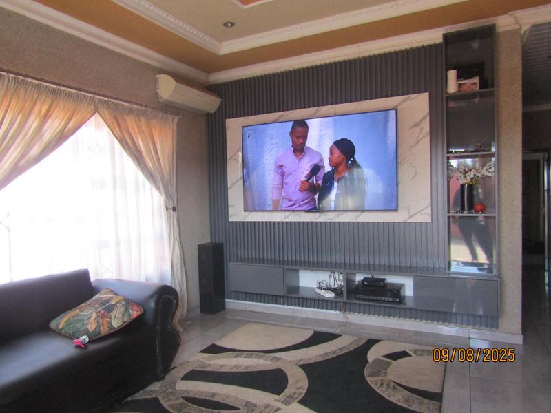 5 Bedroom Property for Sale in Vosloorus Gauteng