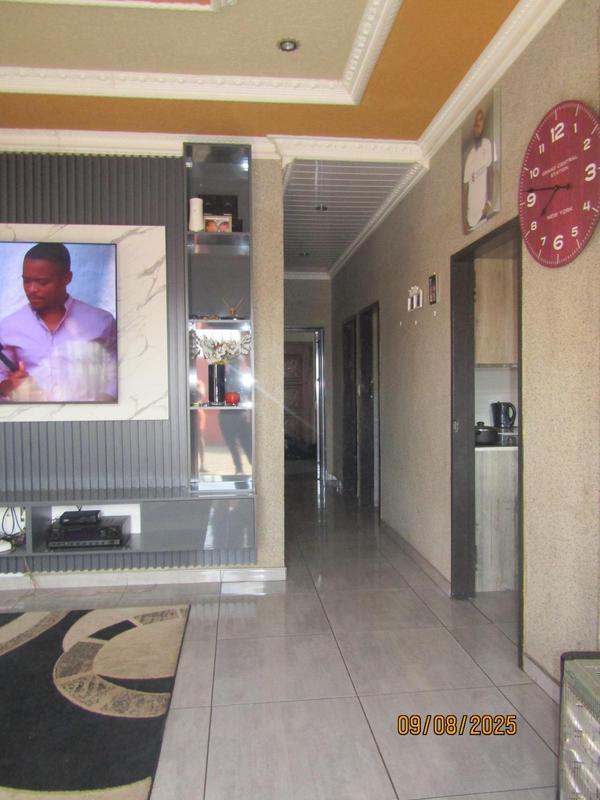 5 Bedroom Property for Sale in Vosloorus Gauteng