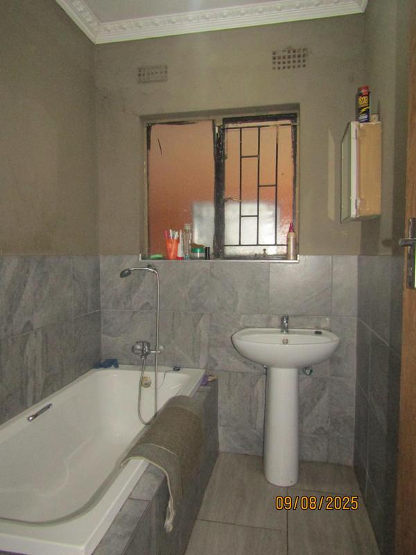5 Bedroom Property for Sale in Vosloorus Gauteng