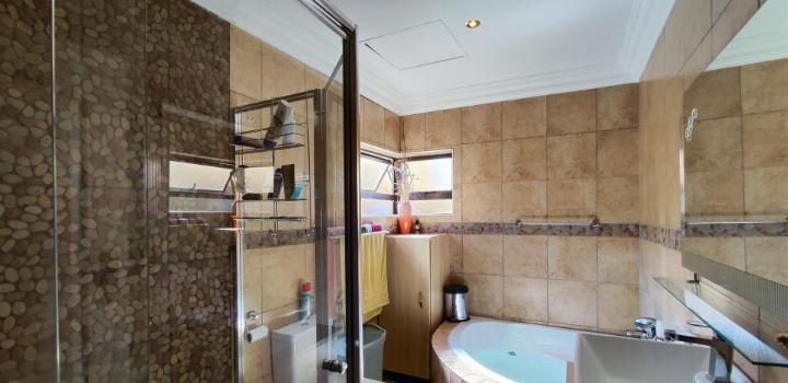 5 Bedroom Property for Sale in Parkhaven Gauteng