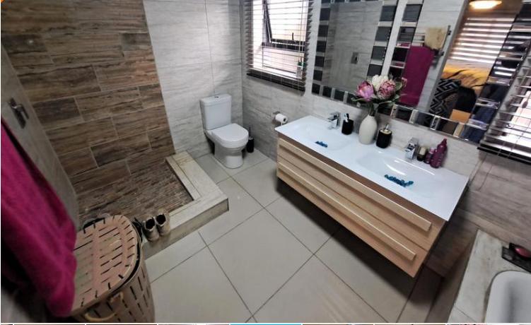 3 Bedroom Property for Sale in Heuweloord Gauteng