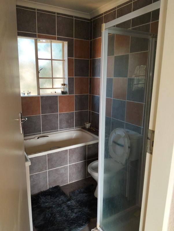 To Let 2 Bedroom Property for Rent in Bromhof Gauteng