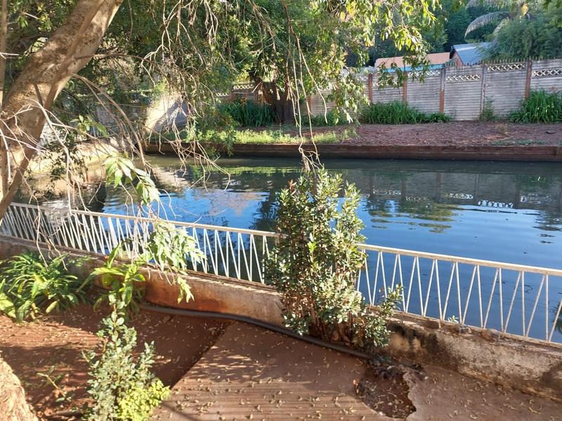 To Let 2 Bedroom Property for Rent in Honingneskrans Ah Gauteng