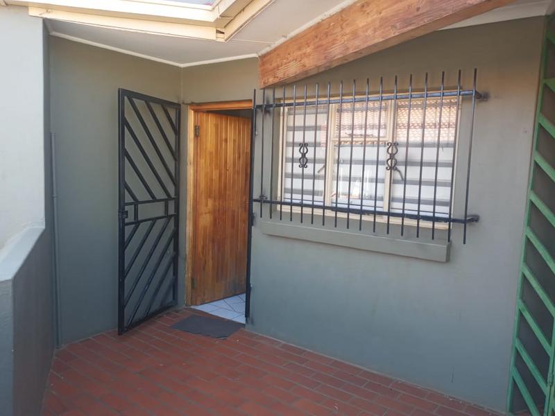 2 Bedroom Property for Sale in Florida Lake Gauteng