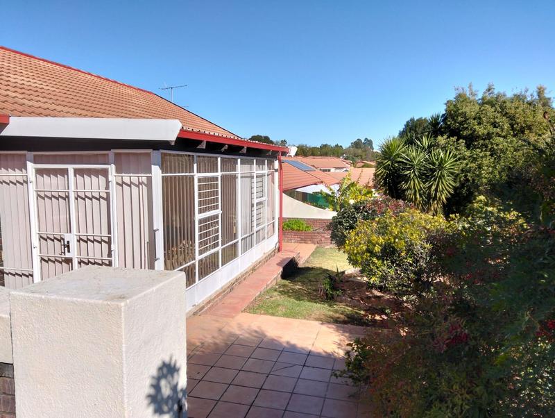 2 Bedroom Property for Sale in Helderkruin Gauteng