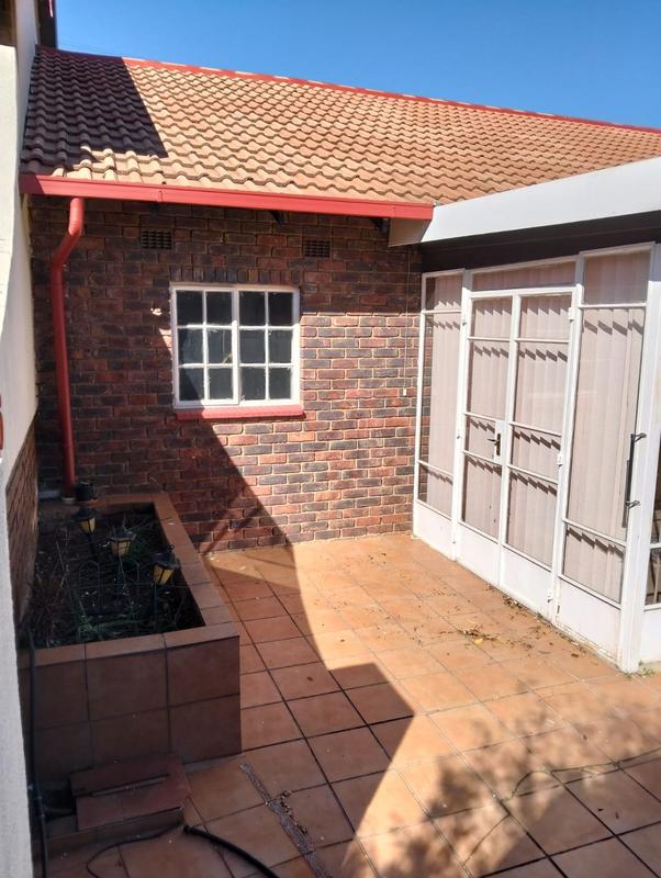 2 Bedroom Property for Sale in Helderkruin Gauteng