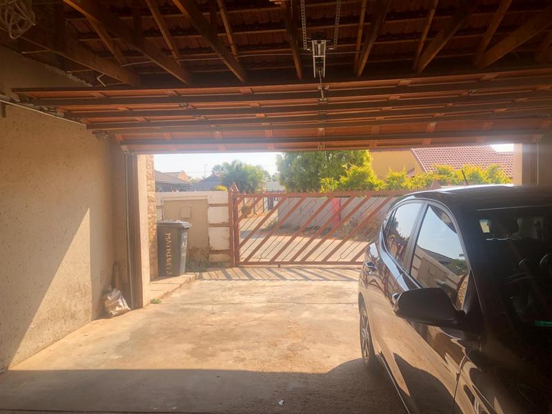 5 Bedroom Property for Sale in Karenpark Gauteng