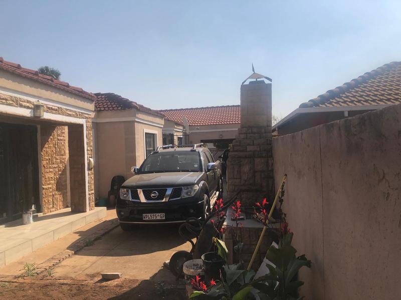 5 Bedroom Property for Sale in Karenpark Gauteng
