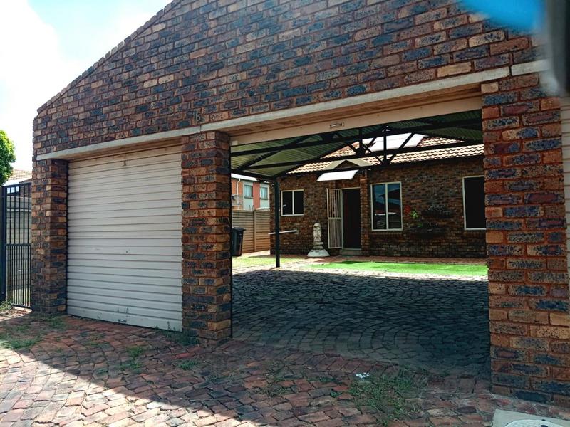 2 Bedroom Property for Sale in Andeon Gauteng