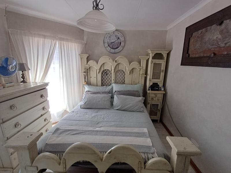 6 Bedroom Property for Sale in Florauna Gauteng