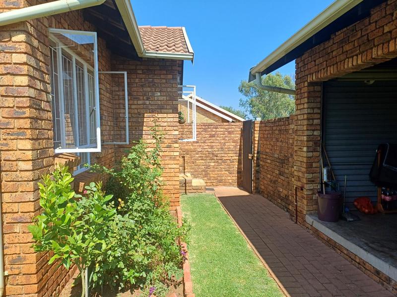2 Bedroom Property for Sale in Eldoraigne Gauteng
