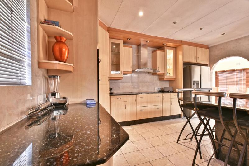 6 Bedroom Property for Sale in Glenvista Gauteng