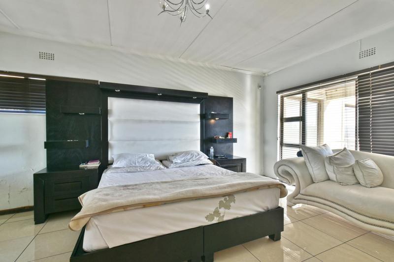 6 Bedroom Property for Sale in Glenvista Gauteng