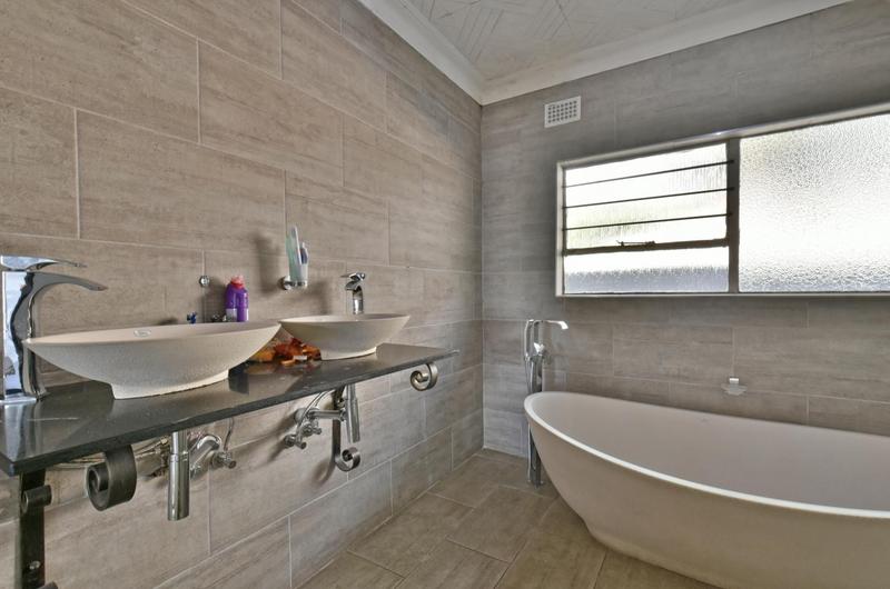 6 Bedroom Property for Sale in Glenvista Gauteng