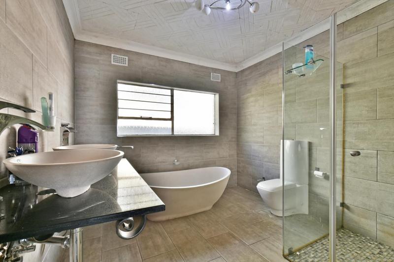 6 Bedroom Property for Sale in Glenvista Gauteng