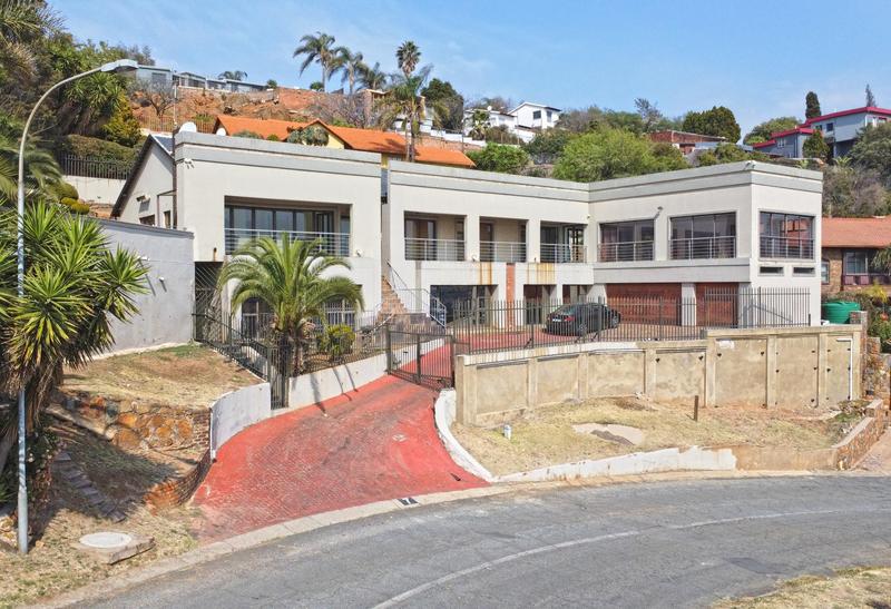 6 Bedroom Property for Sale in Glenvista Gauteng