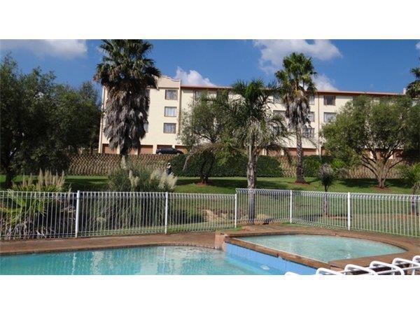 To Let 2 Bedroom Property for Rent in Helderkruin Gauteng