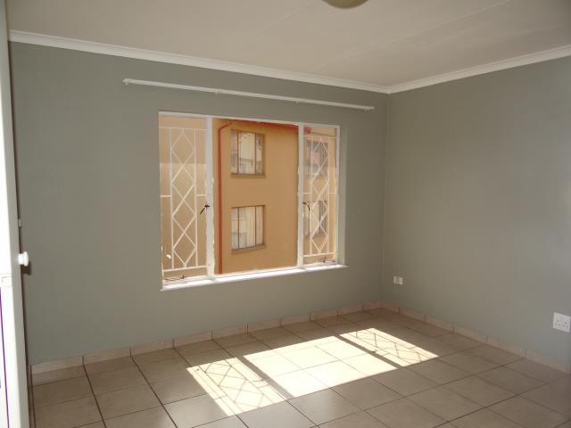 To Let 2 Bedroom Property for Rent in Helderkruin Gauteng