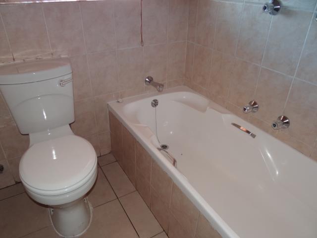 To Let 2 Bedroom Property for Rent in Helderkruin Gauteng
