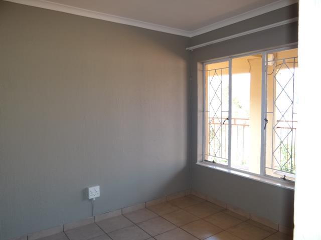 To Let 2 Bedroom Property for Rent in Helderkruin Gauteng