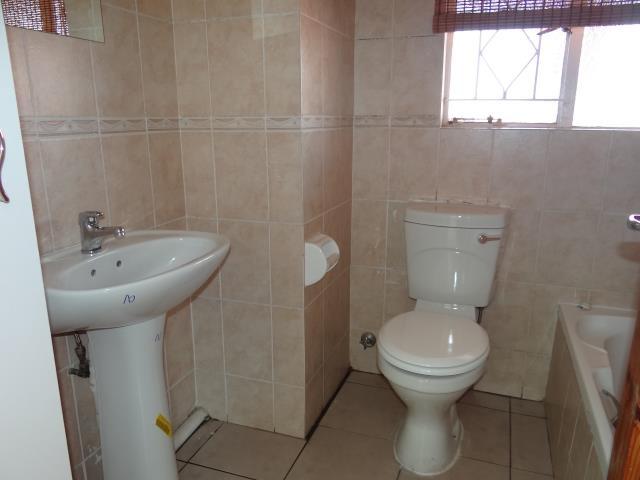 To Let 2 Bedroom Property for Rent in Helderkruin Gauteng